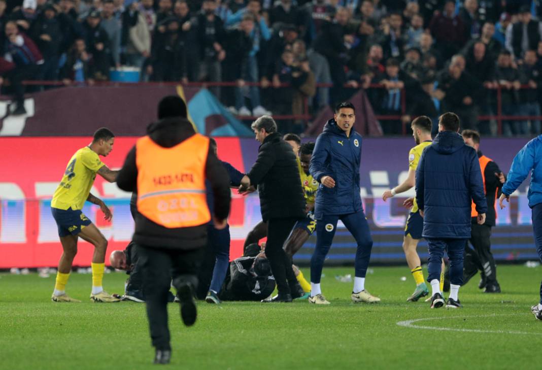 Trabzonspor-Fenerbahçe maçındaki olaylar dünya basınında! Geniş yankı uyandırdı! Yaşananları bu manşetle gördüler 3